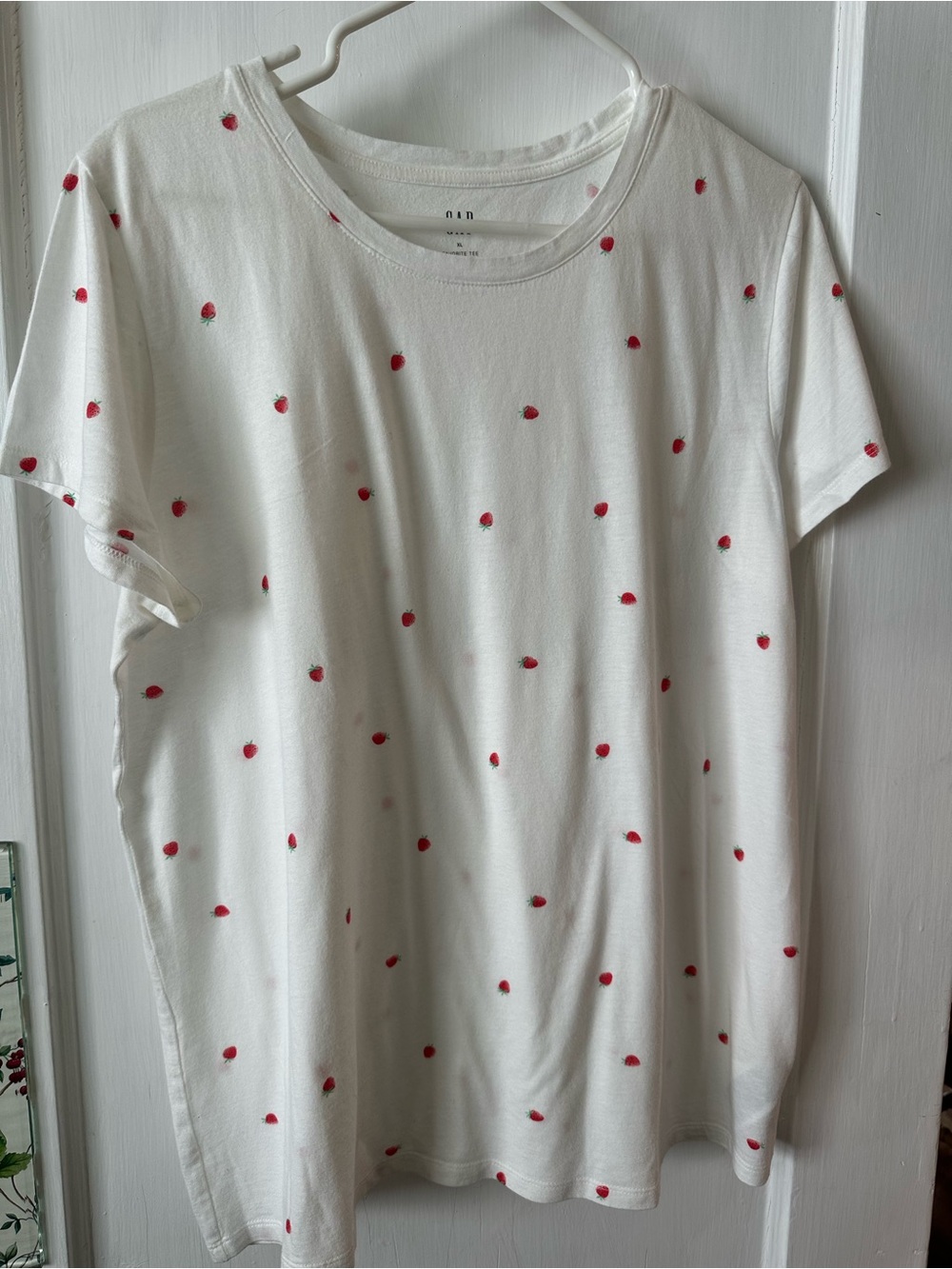 Gap women’s t shirt w/little strawberries design, xl